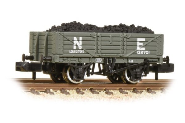 377-062 Graham Farish N gauge 5 plank wagon NE Grey with load