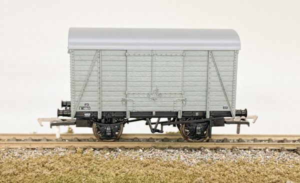 927007 Rapido UK OO D1426 10t Covered Van – BR No. S45819