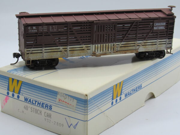 932-2809 Secondhand Walthers HO 40' Stock Car - CN171605 - weathered