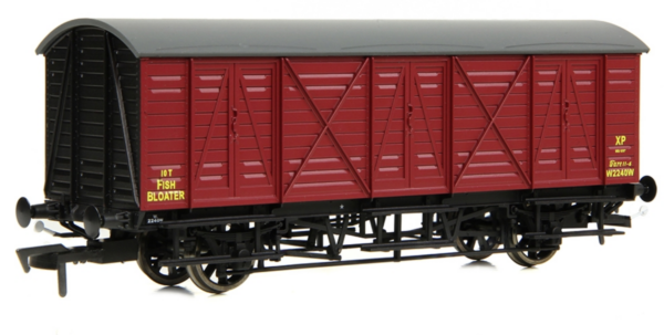 E87061 EFE Rail OO Gauge GWR 10T  GWR 10T 'Bloater' Fish Van BR Crimson