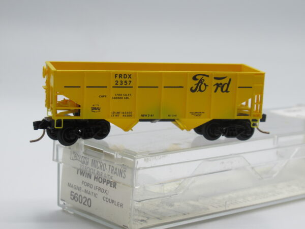 56020 Secondhand Micro Trains N gauge 33' Rib Side Twin Hopper - Ford