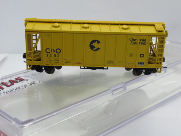 38775A Secondhand Atlas Trainmaster N gauge 40' Airslide Hopper Chessie System C&O 2332