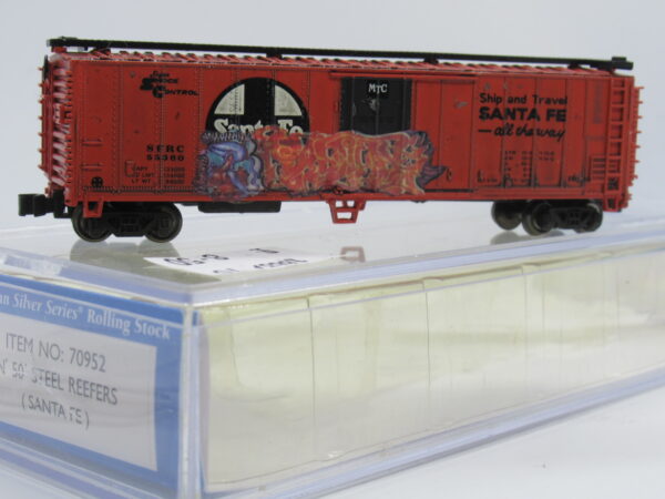 70952 Secondhand Bachmann N gauge 50' Steel Reefer- Santa Fe - Heavily Weathered