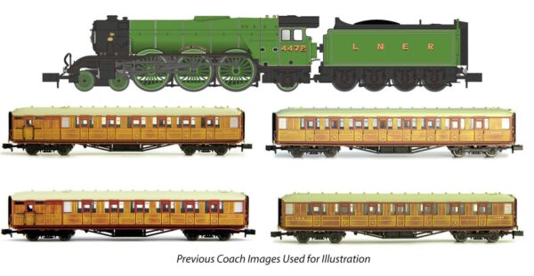 2S-011-010 Dapol N gauge A1 4472 Flying Scotsman LNER Green Train Pack